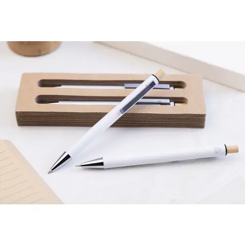 Set composto da penna a sfera e matita meccanica in alluminio riciclato pulsanti in bambù e refill blu in scatola kraft