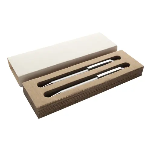 Set composto da penna a sfera e matita meccanica in alluminio riciclato pulsanti in bambù e refill blu in scatola kraft