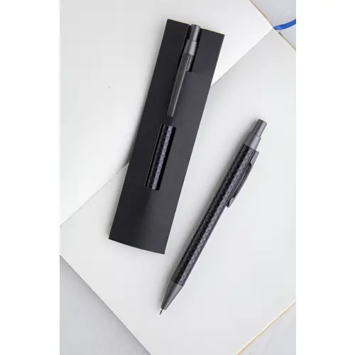 Penna a sfera in metallo con decorazione simil carbonio sul corpo refill blu