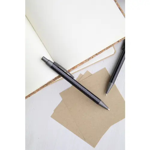 Penna a sfera in metallo con decorazione simil carbonio sul corpo refill blu