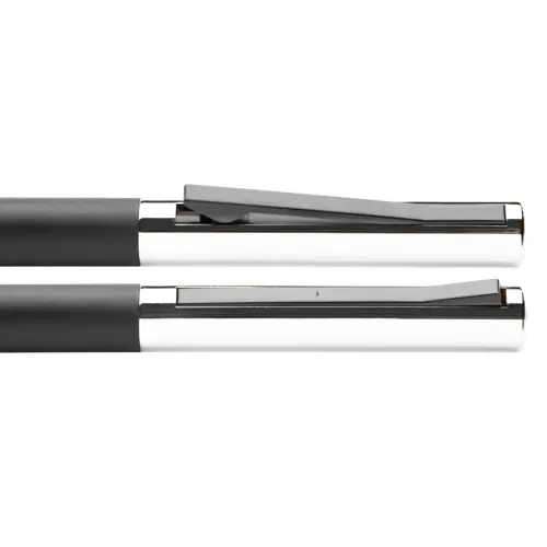 Penna a sfera in alluminio con particolare movimento della clip confezionata in scatola di metallo e refill blu