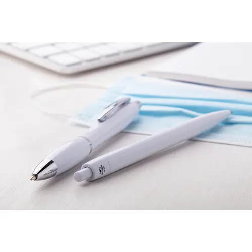 Penna a sfera in plastica con fusto antibatterico e parti cromate con meccanismo a scatto e refill blu