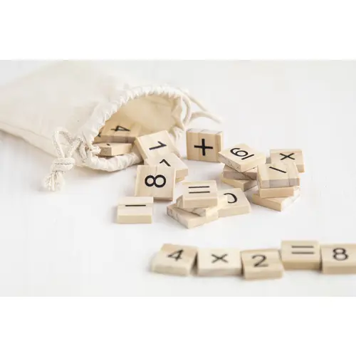 Gioco per il calcolo matematico 32 tessere in legno di numeri e simboli contenute in sacchetto in cotone