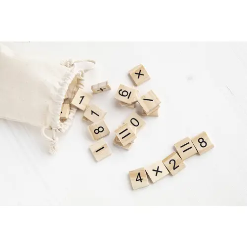 Gioco per il calcolo matematico 32 tessere in legno di numeri e simboli contenute in sacchetto in cotone