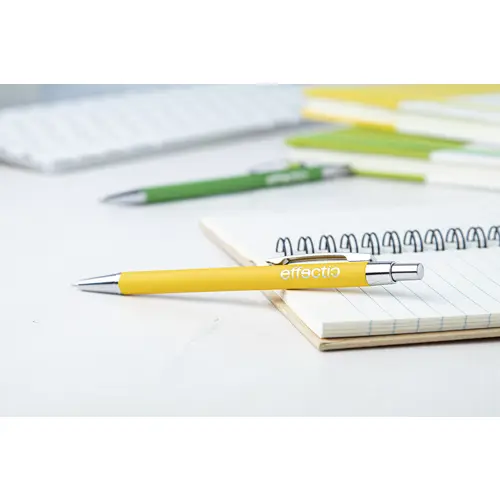 Penna a sfera in alluminio con finitura gommata per incisione a specchio e con meccanismo a scatto e refill blu