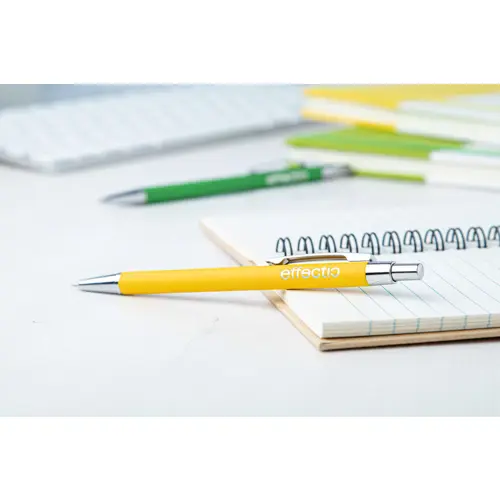 Penna a sfera in alluminio con finitura gommata per incisione a specchio e con meccanismo a scatto e refill blu