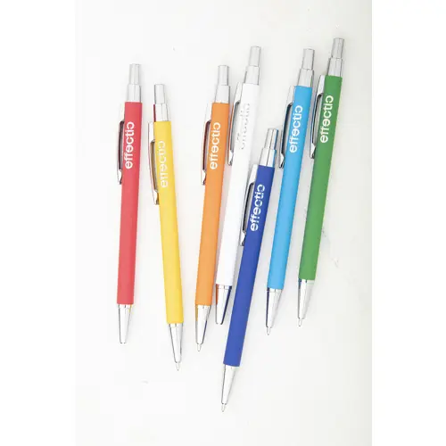 Penna a sfera in alluminio con finitura gommata per incisione a specchio e con meccanismo a scatto e refill blu