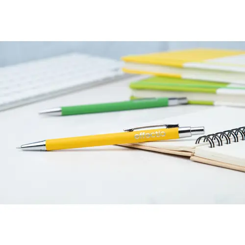 Penna a sfera in alluminio con finitura gommata per incisione a specchio e con meccanismo a scatto e refill blu