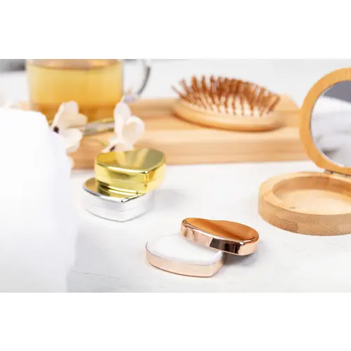 Balsamo labbra alla vaniglia contenitore metallizzato in ABS riciclato a forma di cuore protezione SPF15