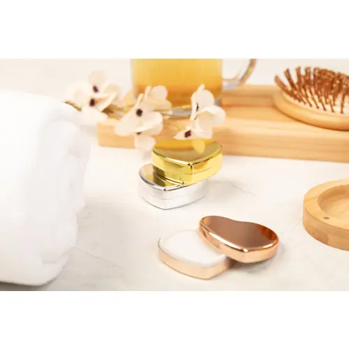 Balsamo labbra alla vaniglia contenitore metallizzato in ABS riciclato a forma di cuore protezione SPF15