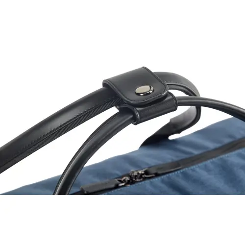 Borsone da viaggio elegante con dettagli in similpelle con ampio scomparto principale e quattro tasche interne e una esterna fornita in una borsa in TNT  50x30x25cm