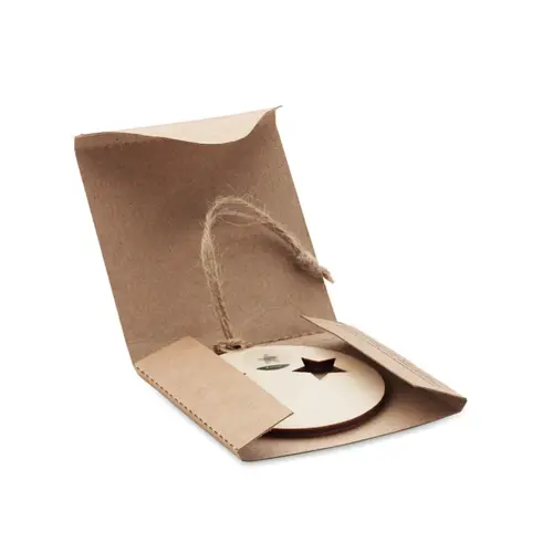 Decorazione in legno a forma di palla con cordoncino di iuta e semi di abete rosso in busta kraft