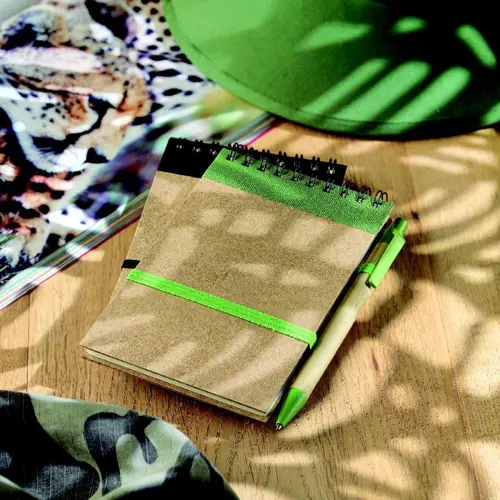 Block notes A6 in carta riciclata con penna a sfera in refill blu