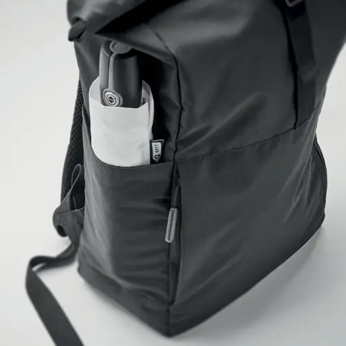 Zaino porta pc da 15" rolltop in RPET con ampia tasca frontale e chiusura con cerniera a zip e tasche laterali per le borracce