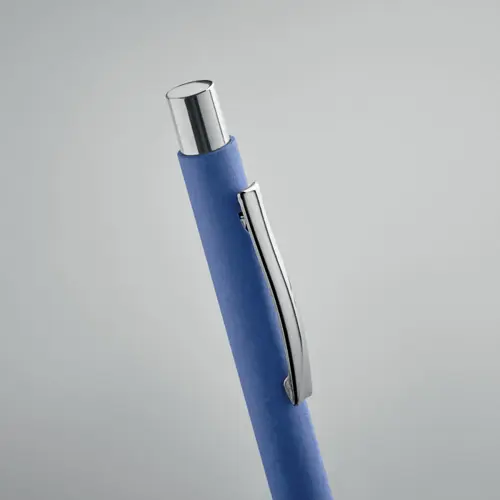 Penna a sfera a pulsante in carta riciclata e finiture in metallo con refill blu