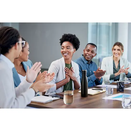 Set regalo composto da borraccia in acciaio inox doppio strato da 500ml con block notes A5 in RPET e penna a sfera