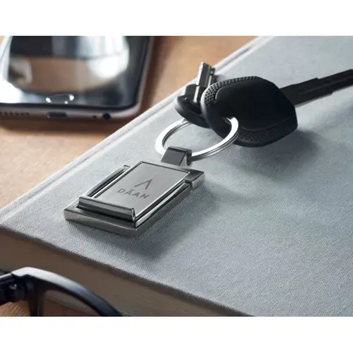 Portachiavi in metallo con supporto per il telefono