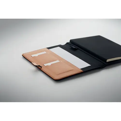 Cartella portadocumenti in RPET con block notes in formato A5 e fogli a righe e tasche porta oggetti