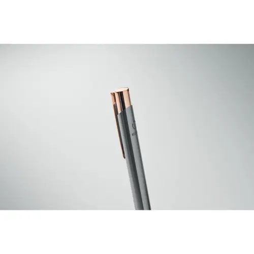 Penna a sfera in alluminio ririclato con dettagli color oro rosato refill blu