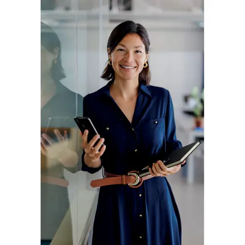 Block notes A5 con copertina rigida in RPET ed elastico porta cellulare con penna a sfera ad impugnatura in bambù refill blu