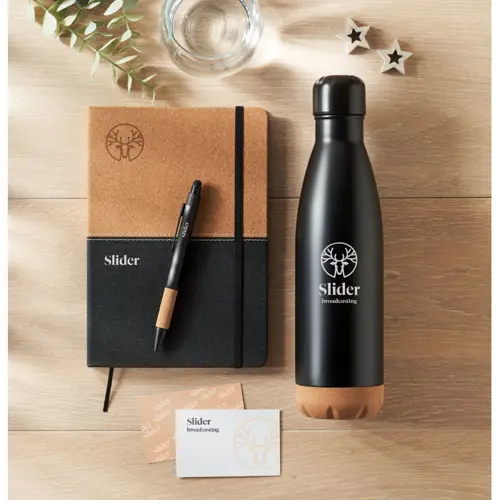 Set regalo da 3 pz in scatola con una bottiglia termica da 500ml, un notebook A5 ecologico e una penna in alluminio
