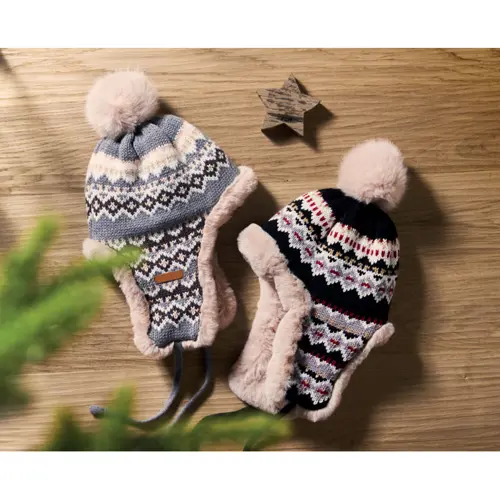 Cappello lavorato a maglia con copriorecchie