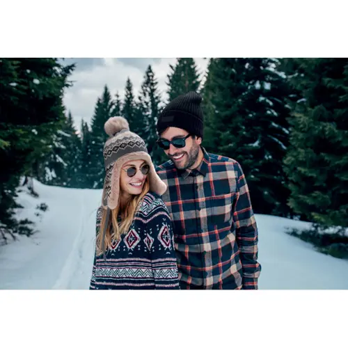 Cappello lavorato a maglia con copriorecchie