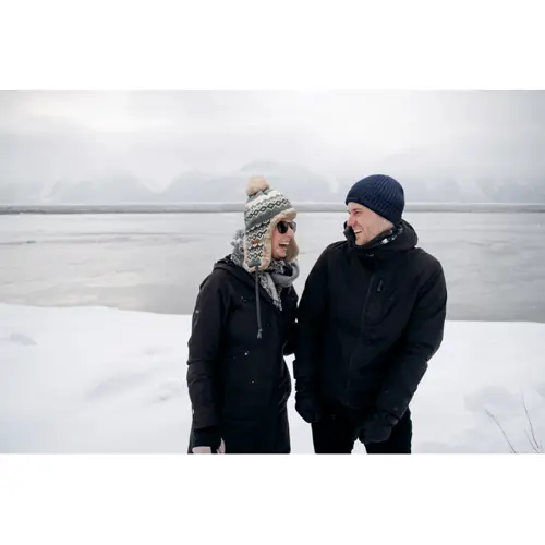 Cappello lavorato a maglia con copriorecchie