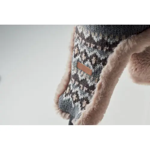 Cappello lavorato a maglia con copriorecchie