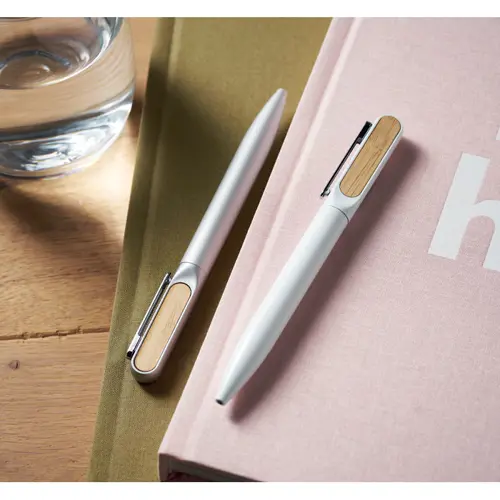 Penna a sfera a rotazione con fusto in alluminio riciclato e dettaglio in bambù refill blu