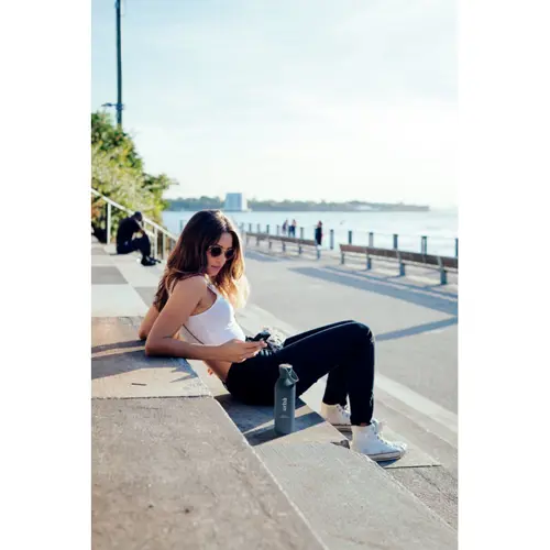 Borraccia in acciaio inox riciclato e finitura gomma con manico silicone 500ml