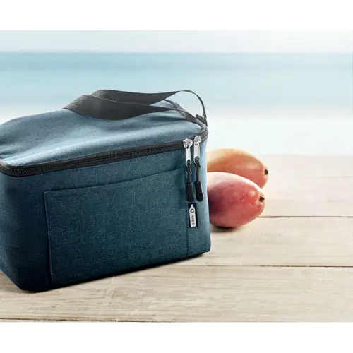 Borsa termica in RPET da 3L per 6 lattine con chiusura a zip e tasca frontale 25x15.5x14.5cm