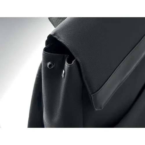 Zaino porta pc da 15" in RPET 600D con chiusura a bottone magnetico e tasche laterali