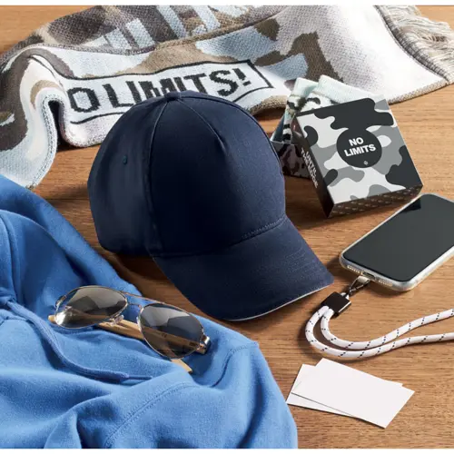 Cappellino con visera in cotone da 260gr a 5 pannelli e fibbia in acciaio argentato 