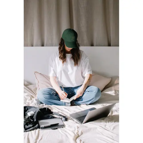 Cappellino con visera in cotone da 260gr a 5 pannelli e fibbia in acciaio argentato 