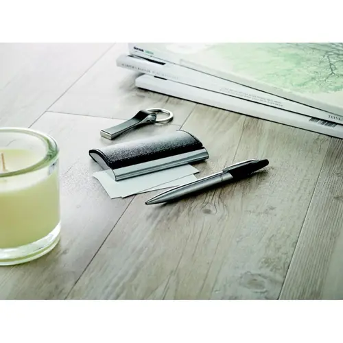 Set composto da penna a sfera in metallo con refill nero e meccanismo a rotazione e porta biglietti da visita e portachiavi in PU e lega di zinco in scatola regalo