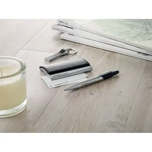 Set composto da penna a sfera in metallo con refill nero e meccanismo a rotazione e porta biglietti da visita e portachiavi in PU e lega di zinco in scatola regalo