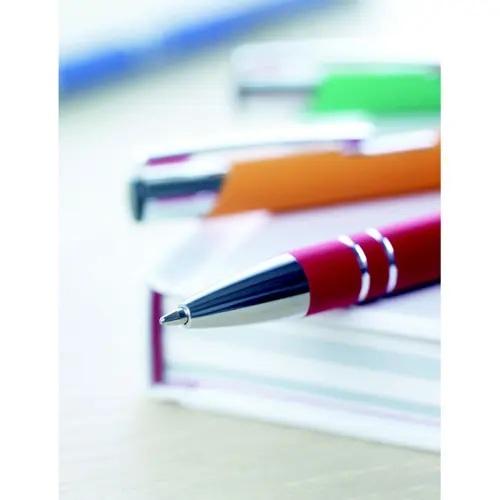 Penna a sfera con finitura gommata disponibile in vari colori con meccanismo a scatto e refill blu