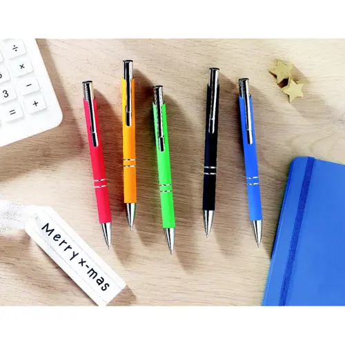 Penna a sfera con finitura gommata disponibile in vari colori con meccanismo a scatto e refill blu