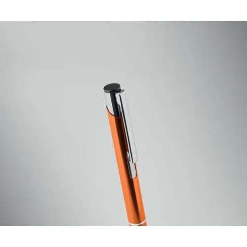 Penna a sfera in alluminio disponibile in vari colori e con meccanismo a scatto e refill blu