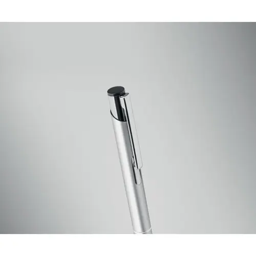 Penna a sfera in alluminio disponibile in vari colori e con meccanismo a scatto e refill blu