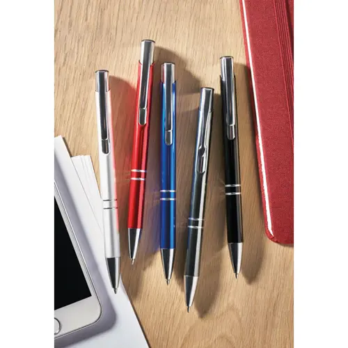 Penna a sfera in alluminio disponibile in vari colori e con meccanismo a scatto e refill blu