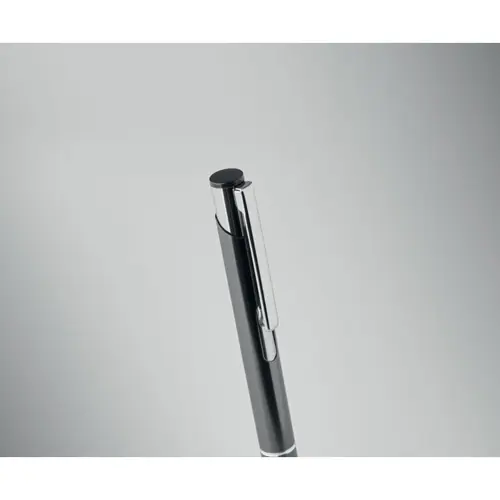 Penna a sfera in alluminio disponibile in vari colori e con meccanismo a scatto e refill blu