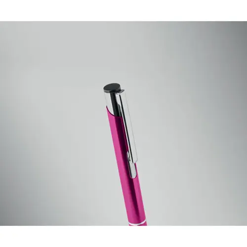 Penna a sfera in alluminio disponibile in vari colori e con meccanismo a scatto e refill blu