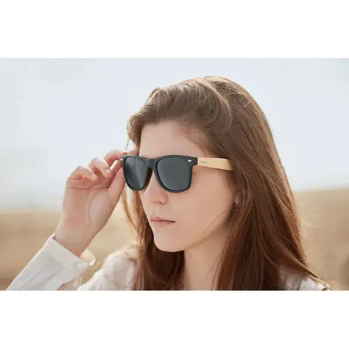 Occhiali da sole in plastica con aste in bambù e lenti UV400 colorate e specchiate