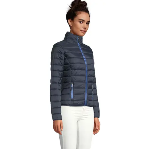 Piumino leggero da donna colori assortiti con fodera e zip a contrasto taglio aderente in nylon e poliestere 180gr