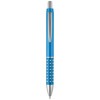 Penna a sfera in plastica disponibile in diverse colorazioni con impugnatura in alluminio e meccanismo a scatto e refill nero