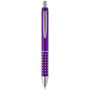 Penna a sfera in plastica disponibile in diverse colorazioni con impugnatura in alluminio e meccanismo a scatto e refill blu