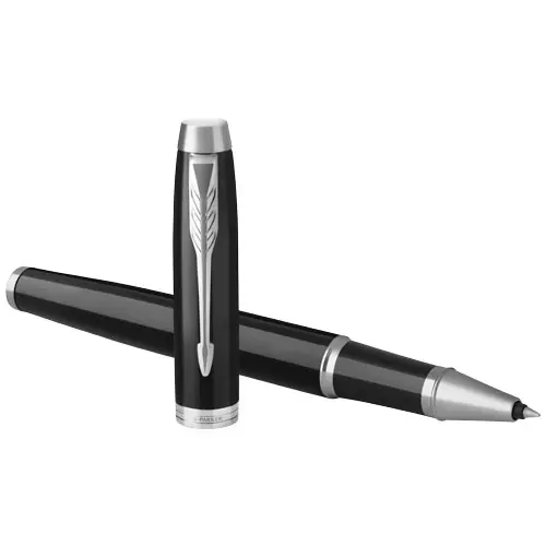 Penna roller Parker in alluminio e robusto pennino in acciaio disponibile in varie combinazioni di colori in confezione regalo e refill nero
