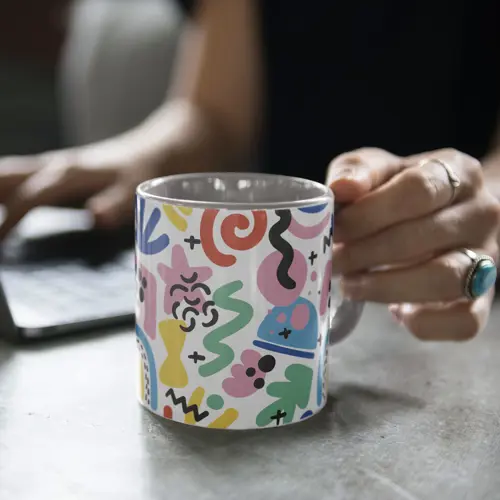 Tazza in ceramica bianca da 300ml con interno e manico colorati